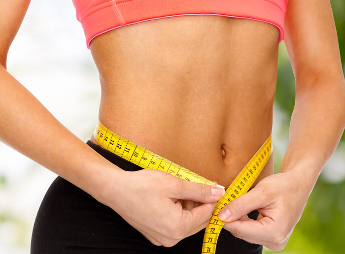 Einfach zur Wunschfigur mit FitLine - Frau mit Maßband
