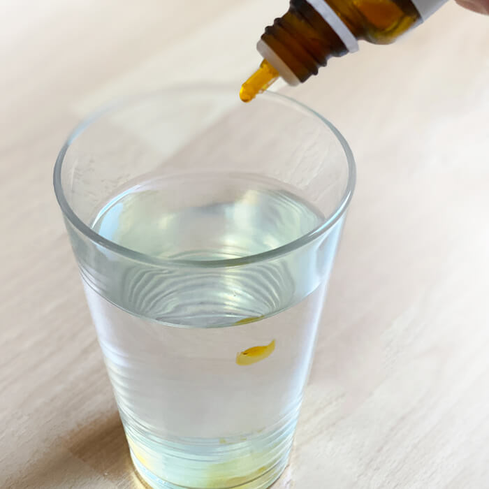 microSolve+ Omega-3-Fettsäuren Tropfen in einem Glas Wasser Omega-3-Fettsäuren microSolve®+ von FitLine Tropfen im Wasser